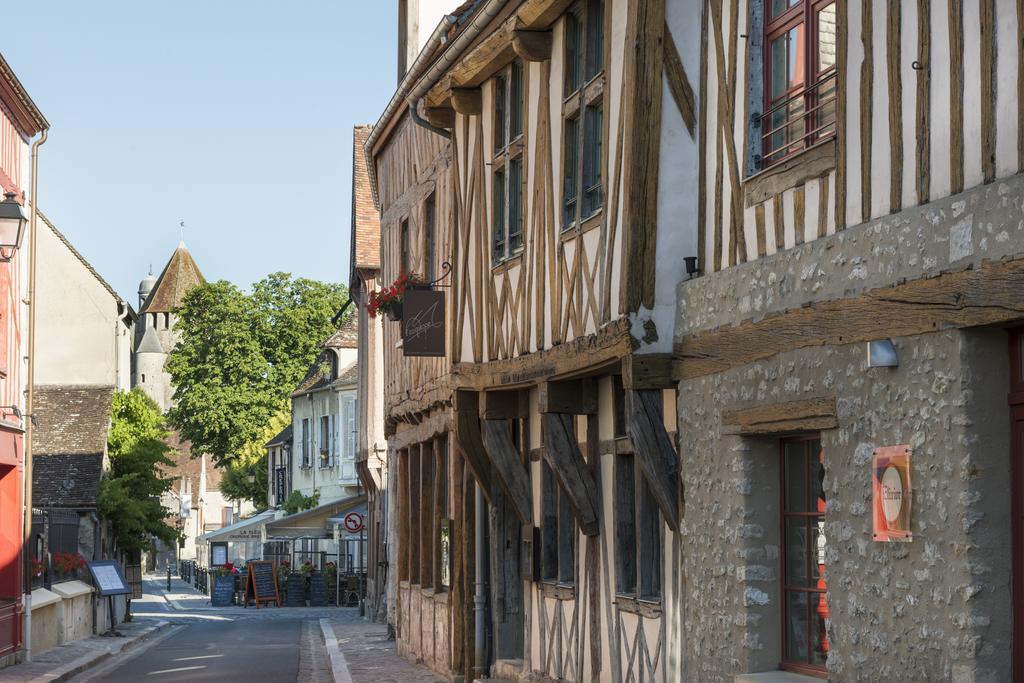 Hôtel Aux Vieux Remparts, The Originals Relais Provins Exterior foto